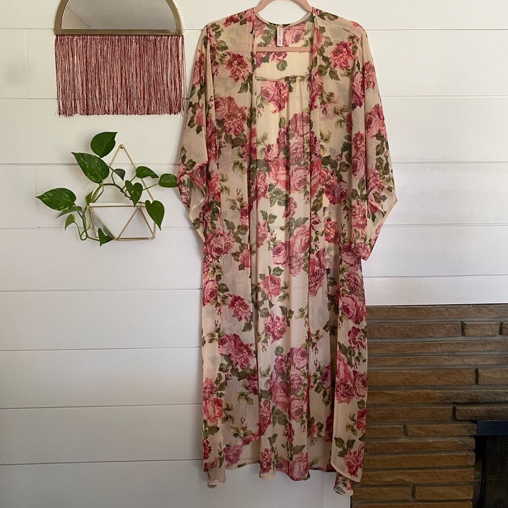 Xhilaration pink floral kimono size L/XL. EUC